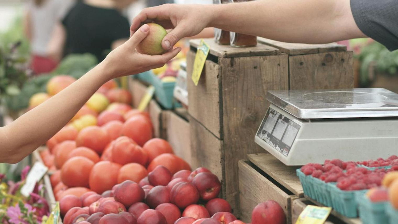 woman buy an apple