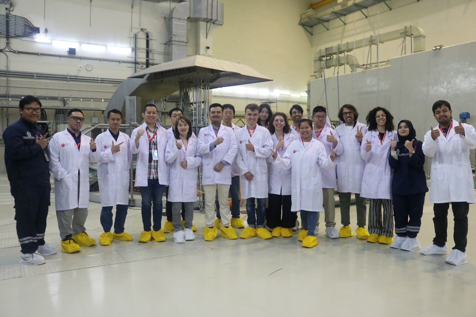 RD20 Summer School participants at on the Nuclear lab trip