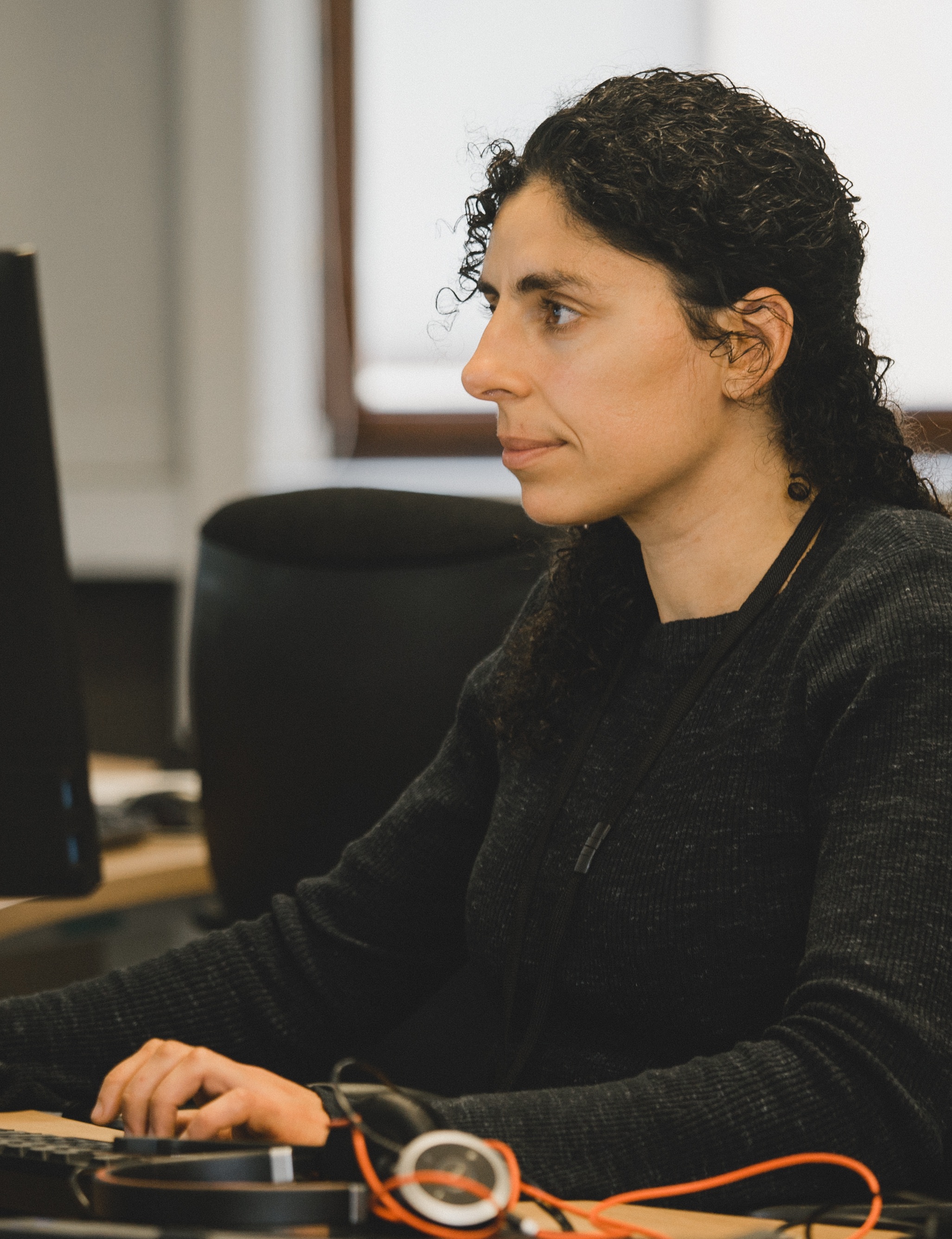 Women at desktop - portrait.jpg