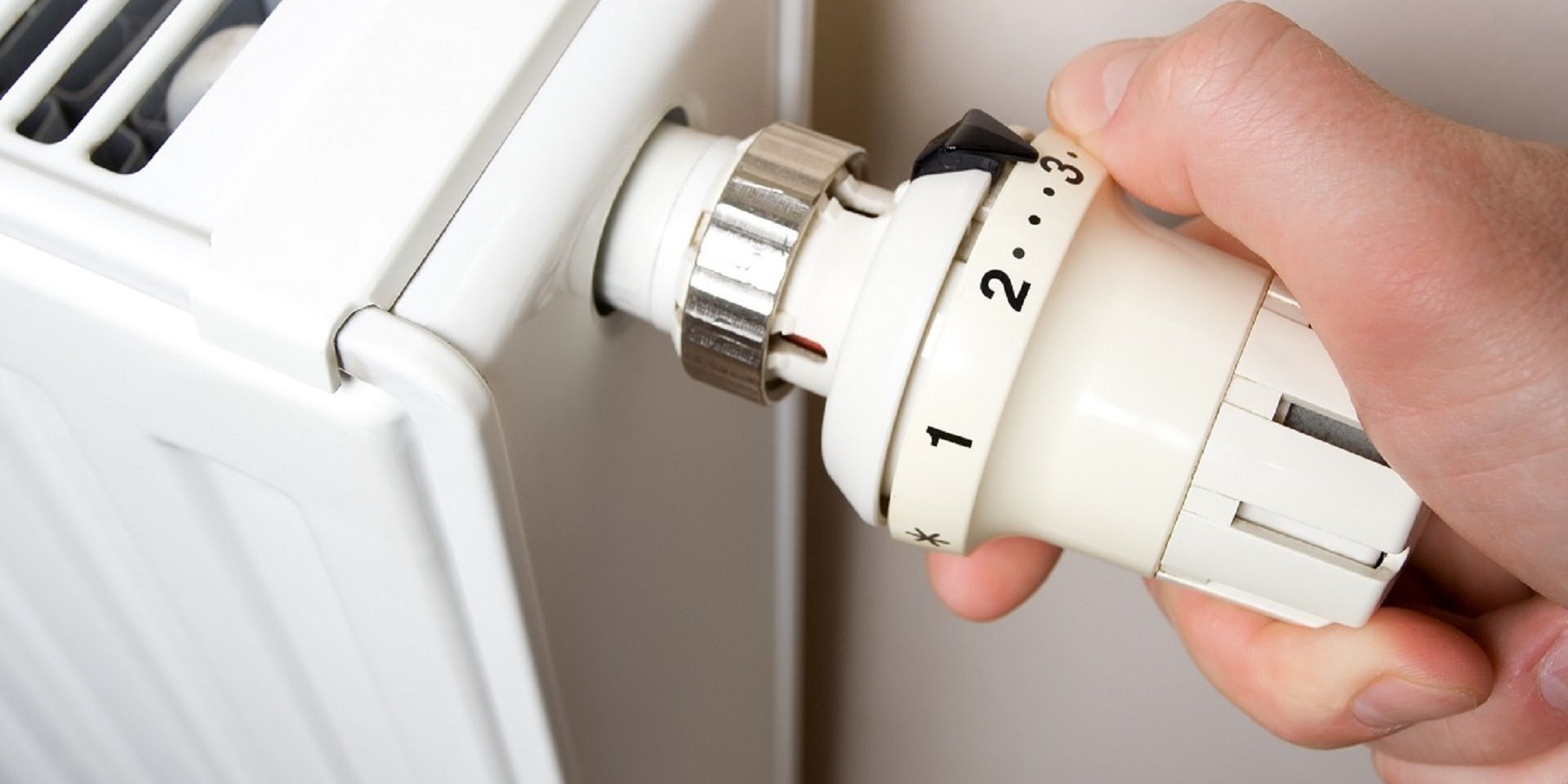 Hand adjusting a radiator valve