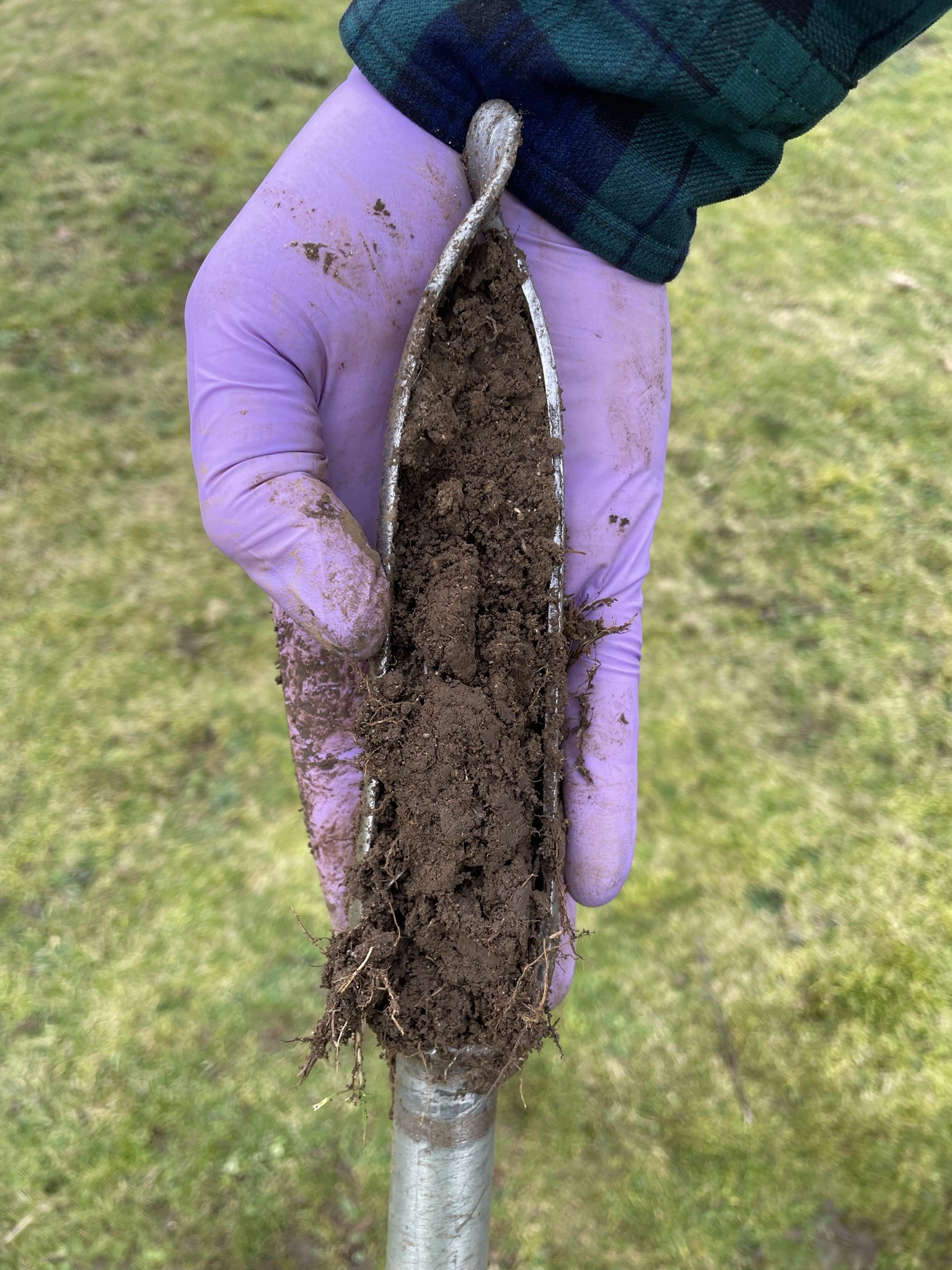 Collection of soil samples from farmland using a Dutch auger. BGS © UKRI.