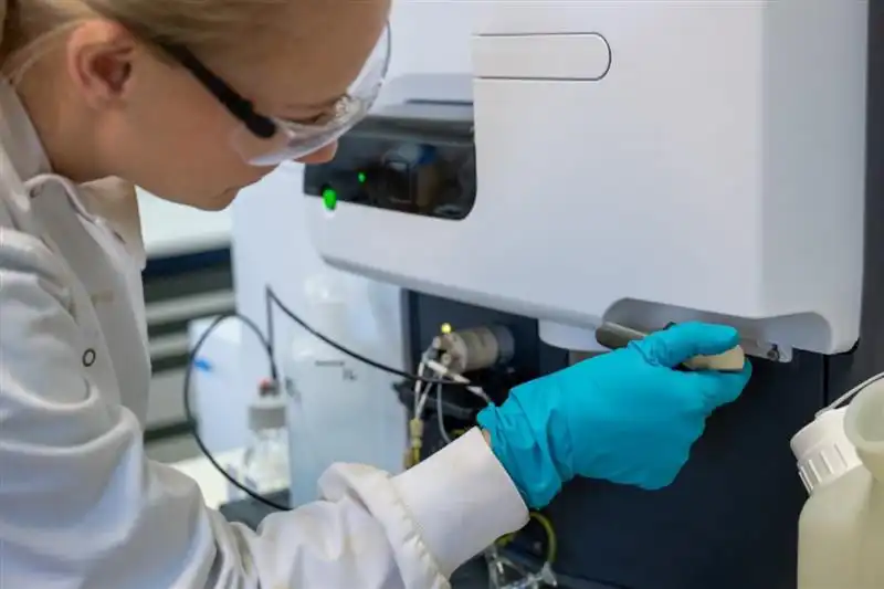 Dr Sophia Dowell operating an MP-AES in the BGS laboratories. BGS © UKRI.