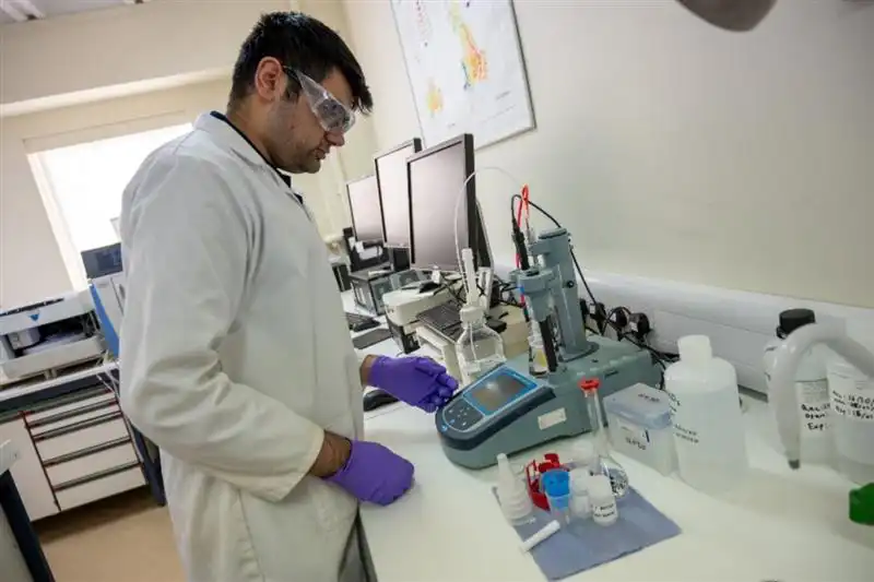 Former placement student Zain Majeed using a pH/Alk titrator in the BGS laboratories. BGS © UKRI.