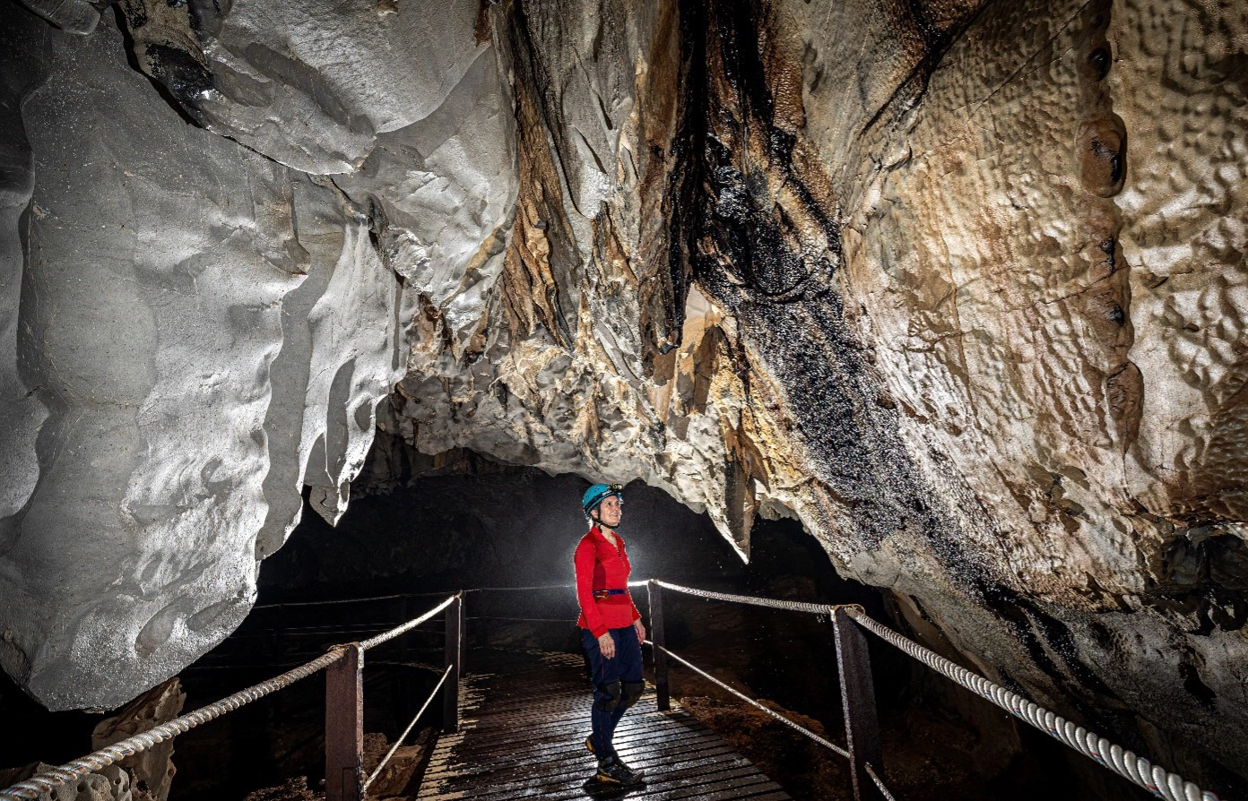 passage-in-Lagangs-Cave