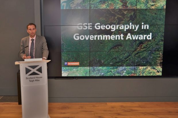 HoG David Wood presenting the "GSE Geography in Government Award"