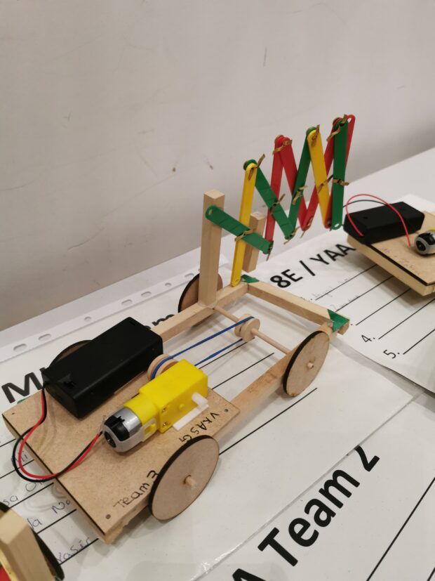 Students build Mars rover models with STEM Create / Credit: STEM Create