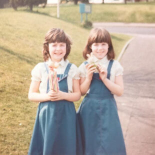 Nina (chwith) a Zoe (dde) yn blant yn gafael mewn tegana