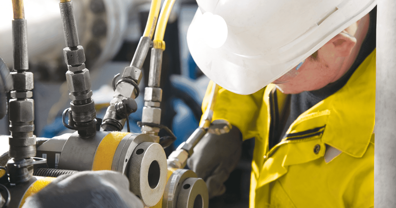 Mechanical joint integrity training (MJI) - Man In A White Hard Had Working On Mechanical Joints