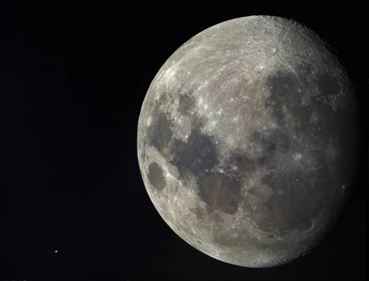 A picture showing a large full Moon in conjunction with Saturn