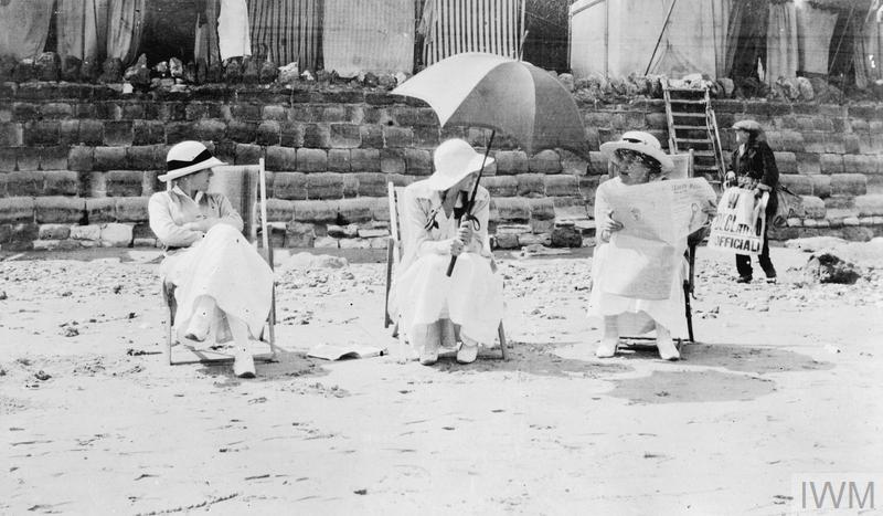 World War One Photos - The Home Front. Holidaymakers read the news of Britain’s declaration of war on Germany, Wednesday 5 August 1914