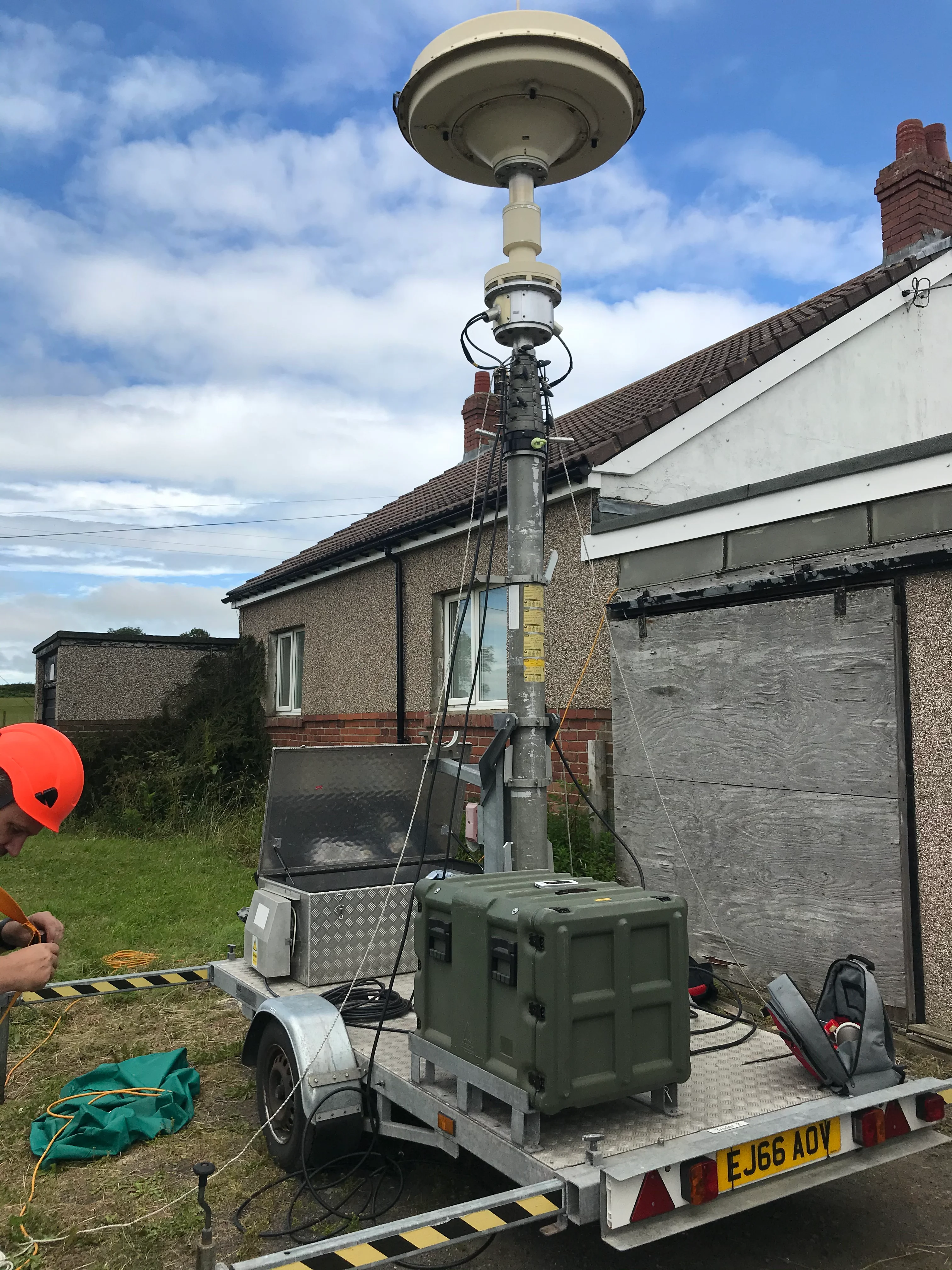 Direction finding apparatus used to track transmission signals.