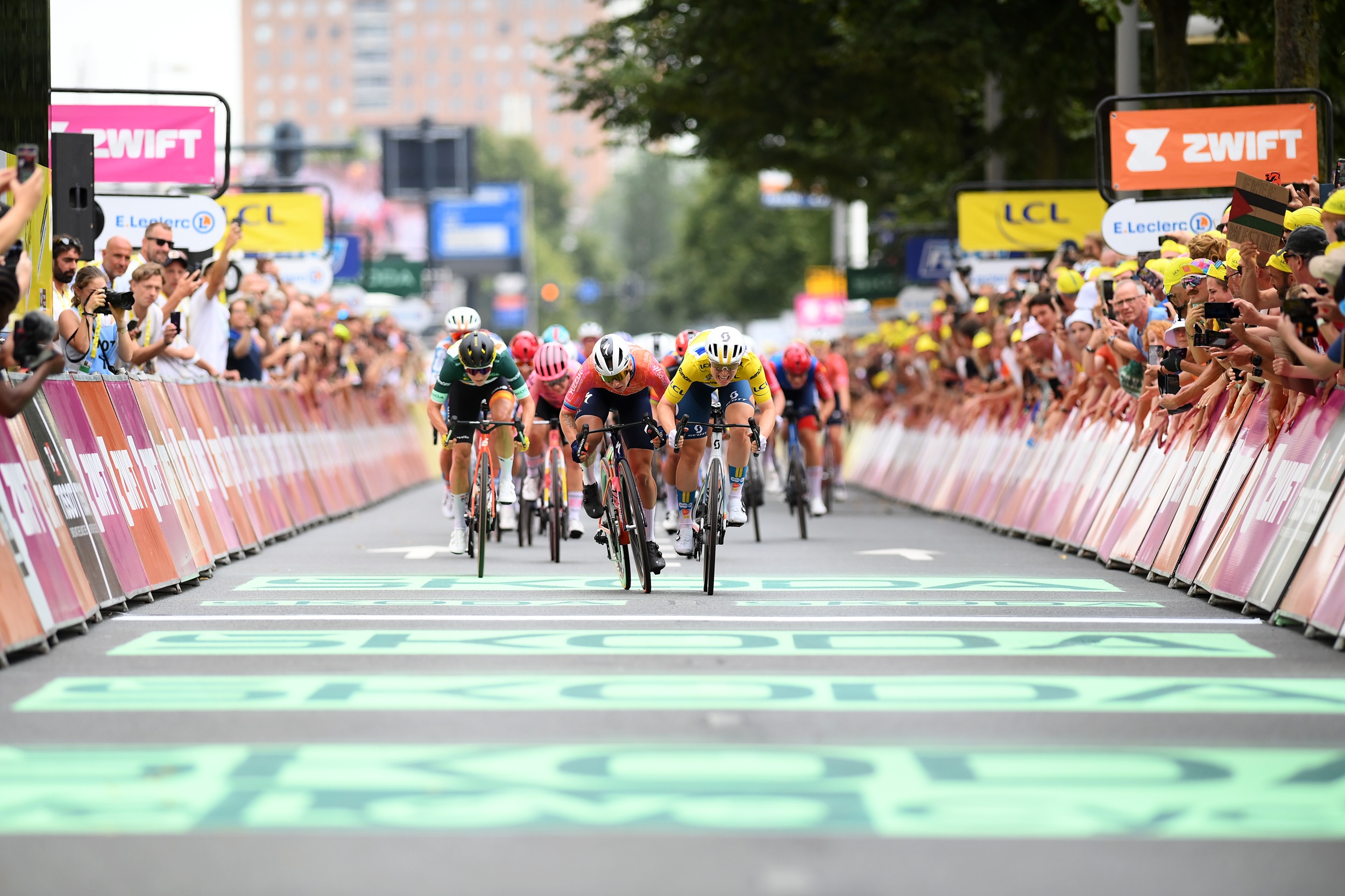A sprint finish at the Tour de France Femmes