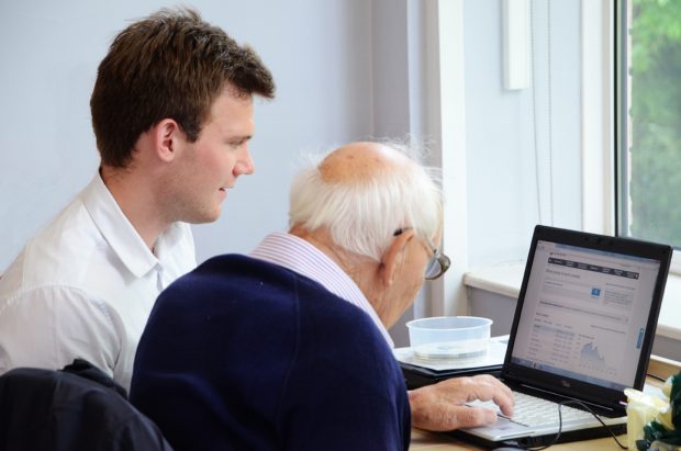 1:1 session with a volunteer at Bishopsworth library. Photo credit: Bristol libraries