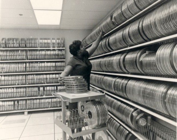 Magnetic tape library, with librarian