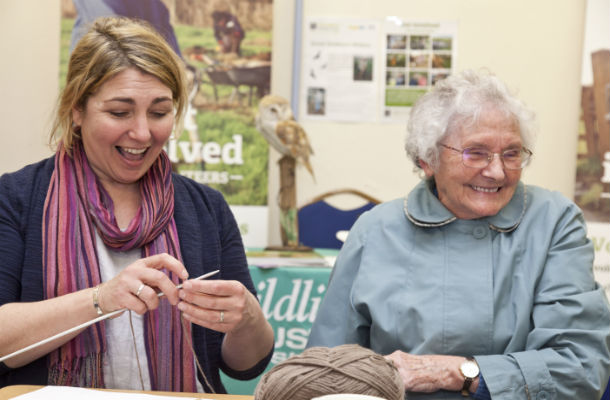 Simone and Pat knitting