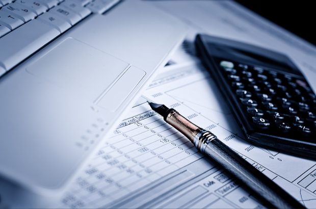 Pic of pen, calculator and laptop