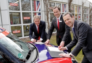 British Ambassador Simon McDonald signs an MOU on behalf of UKTI with Hannover Messe to support UK exporters