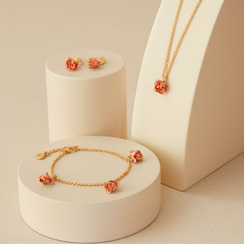 Fable England jewellery A matching jewellery set consisting of a bracelt, a necklace and earrings with rose buds pendants.