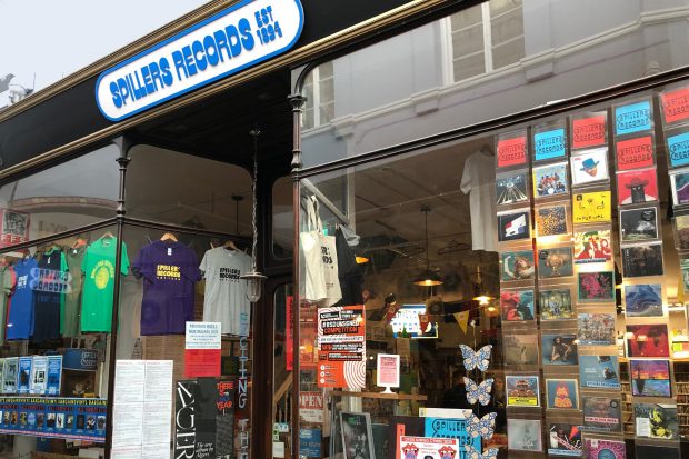 Y tu allan o Spillers Records, Caerdydd
