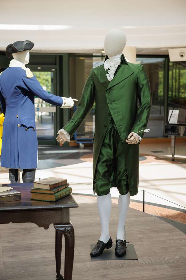 A display in The National Archives entrance. There are two mannequins wearing 18th-century clothing. They are dressed as George Washington and Alexander Hamilton.