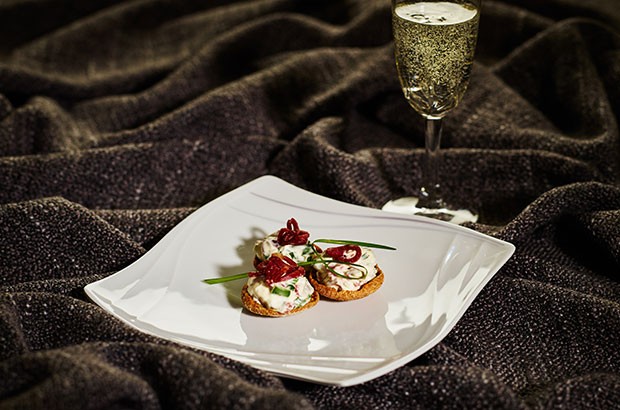 Image of sparkling drink and a canape.