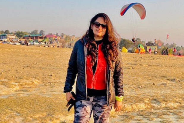 Picture of Rakhee in front of paragliders