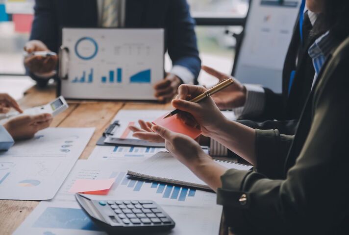 Llun o dîm yn gwirio data