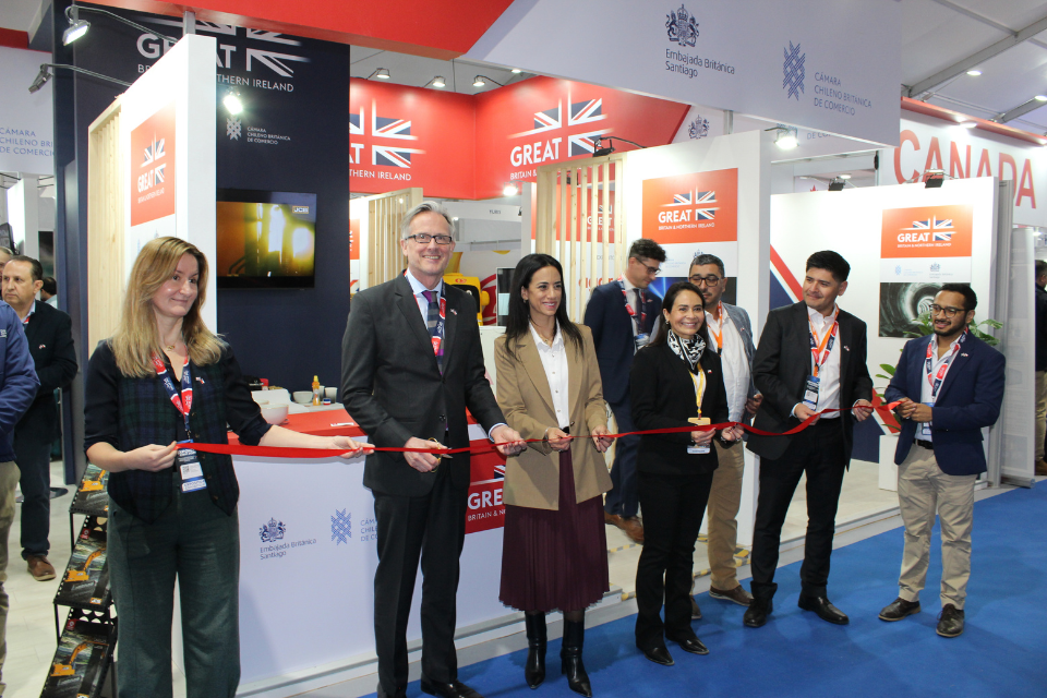 Senadora Paulina Nuñez inaugura Pabellón Británico en Exponor 2026.