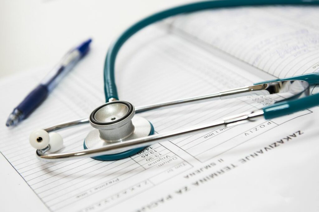Stethescope, pen and medical chart. By Pixabay for Pexels.