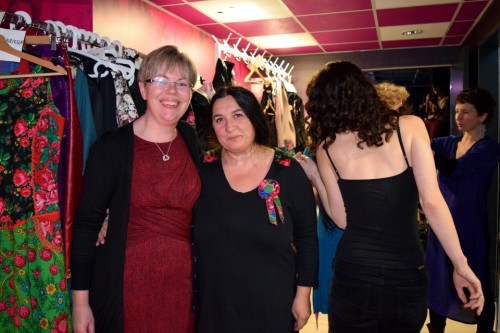 Theresa Bubbear brit nagykövet-helyettes Varga Erikával, a Romani Design divattervezőjével