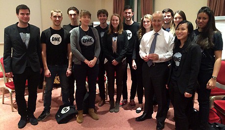 Sir Peter Ricketts avec les jeunes ambassadeurs de ONE France
