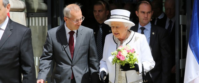 Sir Peter Ricketts avec Sa Majesté La Reine à Paris Gare du Nord