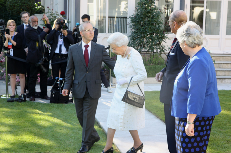 Sir Peter Ricketts and Her Majesty the Queen at the British Ambassador's Residence