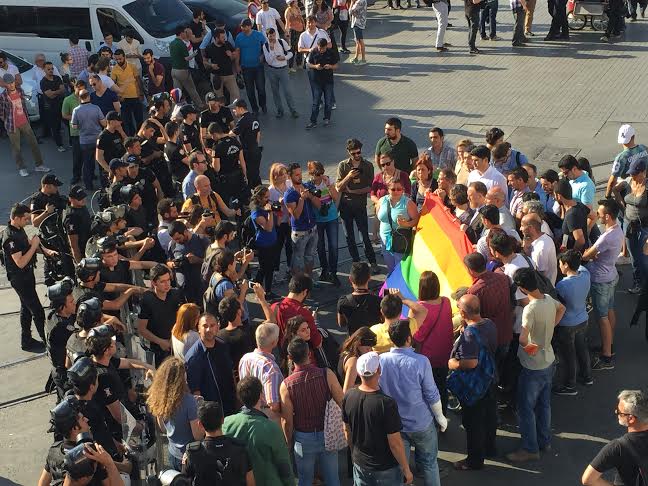 Would-be marchers on İstiklal negotiate with police