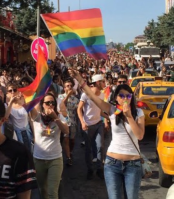 Marchers diverted from İstiklal set off along an alternative route