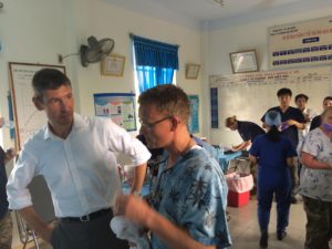 Tại trung tâm y tế với Chỉ huy trưởng về phẫu thuật Karl Drummond