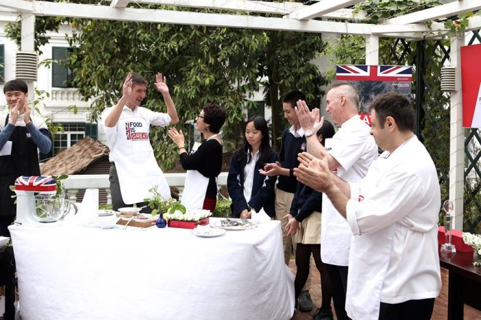 The winning team of the GREAT British and Vietnamese Bake off
