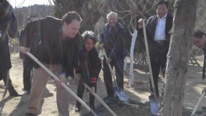 Sir Michael Bear and Ivor Wells, international director of Future Cities Catapult are planting tree to symbolize the UK-China collaboration on sustainable city developement 