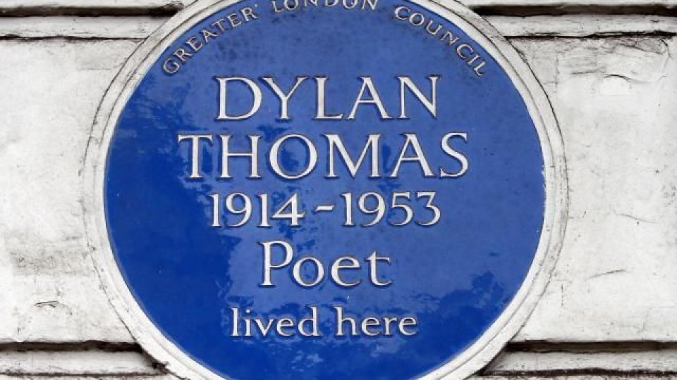A Greater London blue plaque reading: Dylan Thomas, 1914–1953, Poet lived here