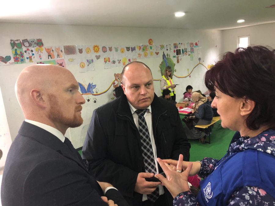 Britanski ambasador i premijer Unsko-sanskog kantona sa službenicima IOM-a tokom posjete jednom od centara za privremeni smještaj migrantskih porodica u Bihaću