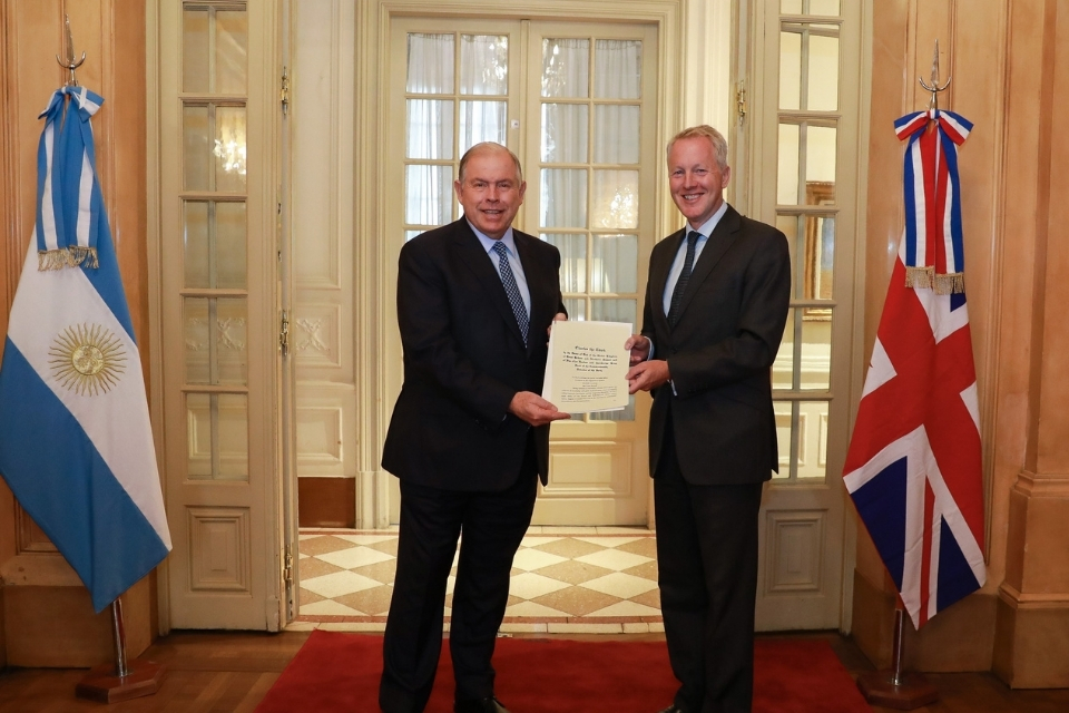 Ambassador Cairns with Foreign Minister Gerardo Werthein.