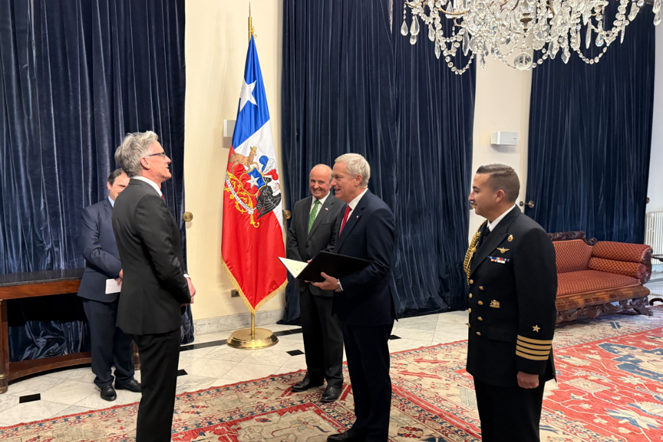Embajador David Concar presenta cartas credenciales.