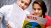 Alumnos leyendo un folleto del IELTS