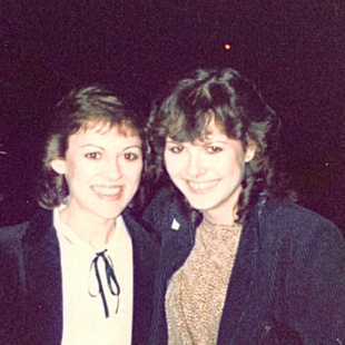 Shirley a’i chwaer Jenny, pan oedd Shirley yn 19 oed